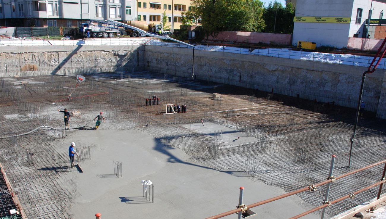 Cantiere con getto di fondazione e opere strutturali